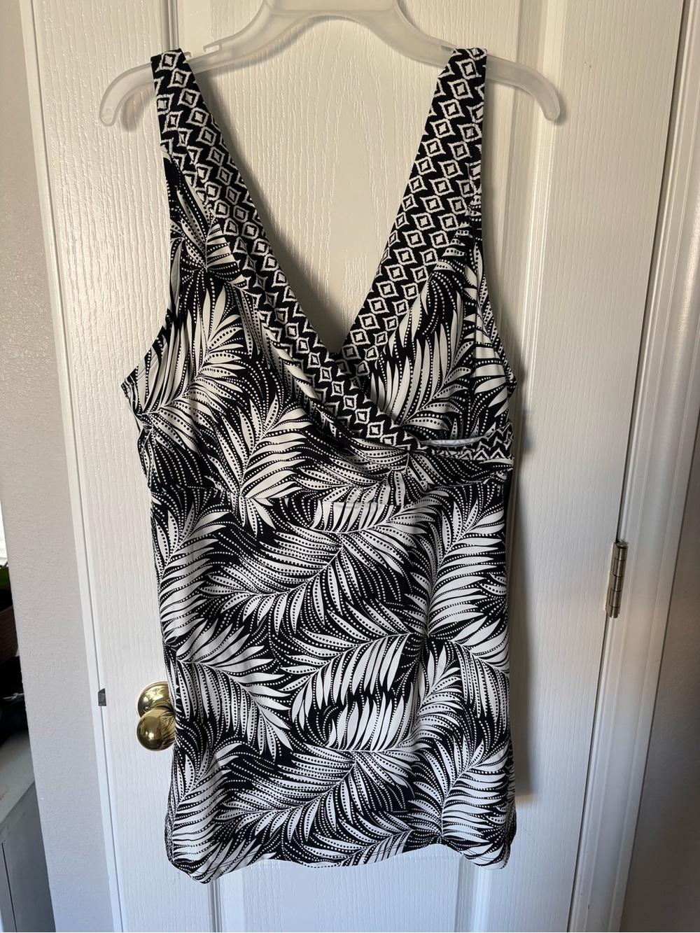 Black & White Palm-Print V-Neck Women's Swimsuit